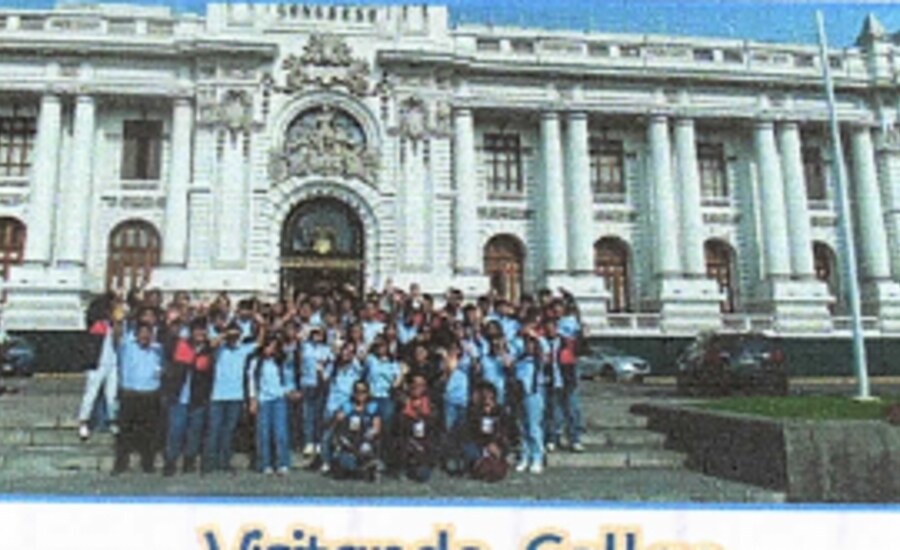 Grupo de estudiantes frente a un edificio histórico del Callao