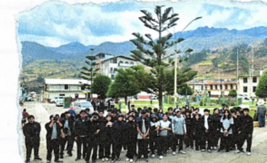 Estudiantes durante una experiencia en Canta