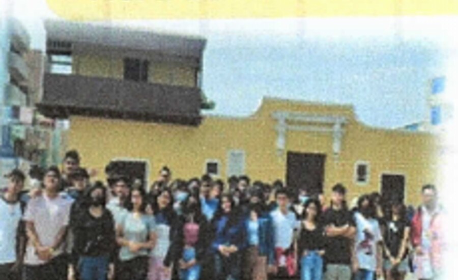 Grupo durante una visita educativa a Caral